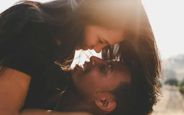 Mensen in shock wanneer ze erachter komen hoe vaak getrouwde koppels écht van bil gaan