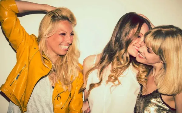 "Mijn lief draait lustig tongen met haar vriendinnen... Maar als ik naar een andere vrouw kijk, is ze woedend"