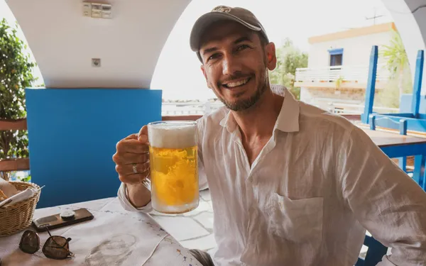 Expert onthult na hoeveel drankjes per week je officieel een 'zatlap' bent, en dat is verschillend voor mannen en vrouwen