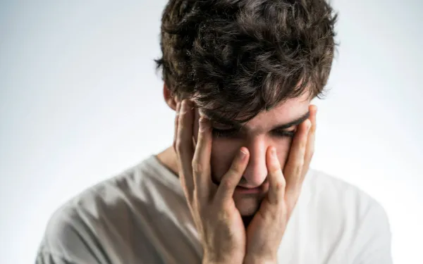 "Ik betrapte mijn lief in bed met een andere vent... Maar ze zei me dat het onderzoek was voor haar nieuwe job"