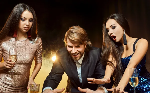 Deze celebs gokken fortuinen weg (en lachen erom)