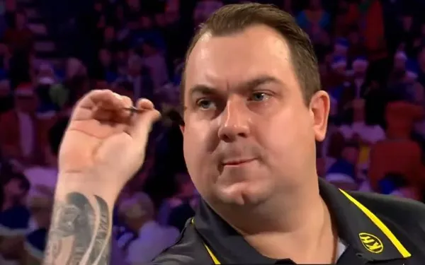Kim Huybrechts haalt uit na vroege exit op WK darts: "Al pijnlijk genoeg en dan dat nog!"