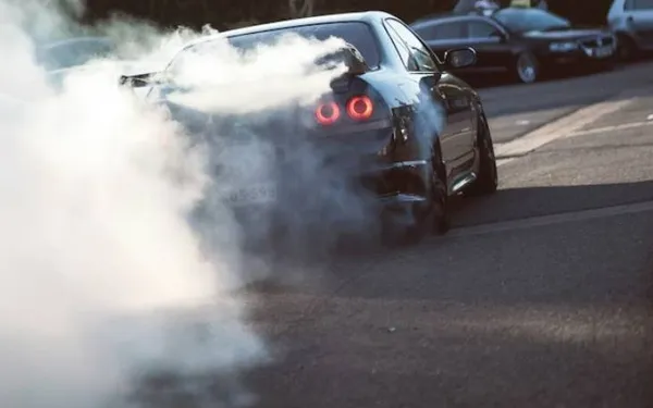 YouTuber onthult de krankzinnige onderwereld van illegale drift­races in Japan: "Bijna een mythische status!"