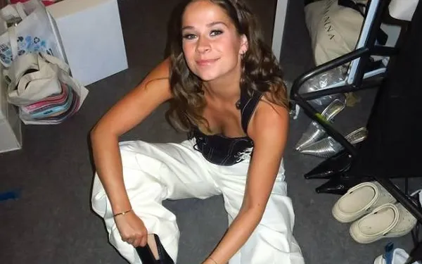 Laura Tesoro toont zicht in diep uitgesneden outfit en zet haar twee 'kroonjuwelen' ferm in the spotlights (foto's)