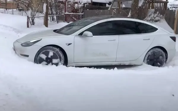 Hoe duurzaam is een Tesla écht? EV-eigenaar laat zijn auto 12 uur lang draaien in -28 graden