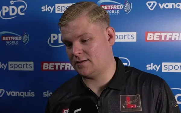 Dramatische nederlaag voor Mike De Decker op het WK darts, waarna hij zwaar uithaalt naar de fans: "De eersten om te klagen!"