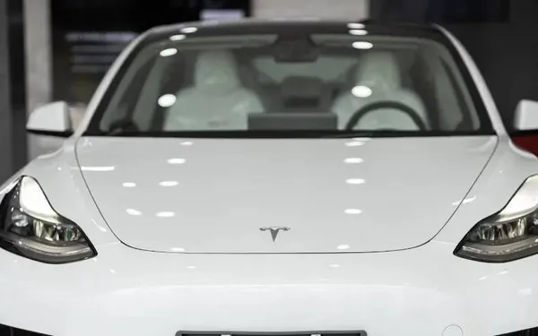 Vlaamse Tesla-bestuurder maakt indruk met gepersonaliseerde nummerplaat die alles zegt over zijn batterij