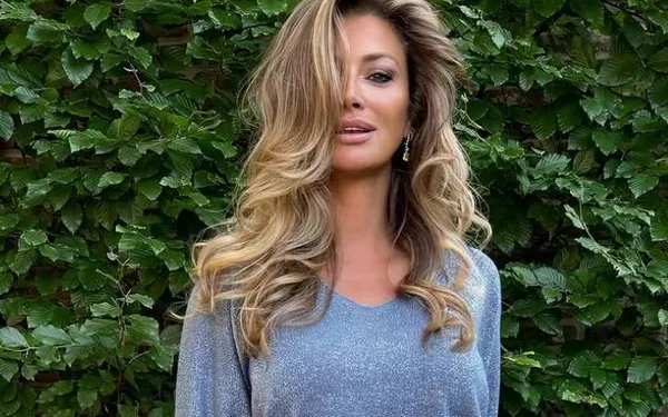 Véronique De Kock showt haar favoriete ondergoed in een filmpje waar je écht wel blij van wordt