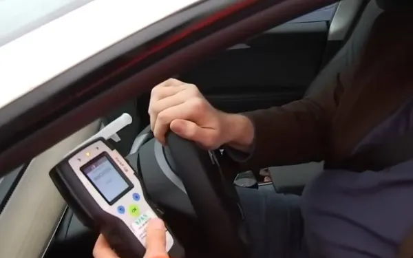 Handige tool of gevaarlijk hulpmiddel? Nieuwe app toont waar alcoholcontroles staan en dat zorgt voor discussie