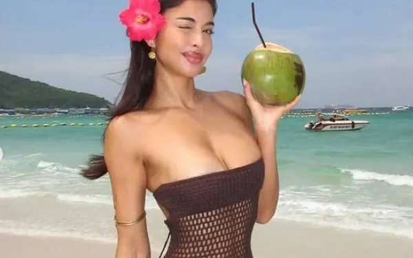 Niet blond, maar wel Zweeds én bloedheet: Lena pronkt graag met haar prachtige kokosnoten! (foto's)