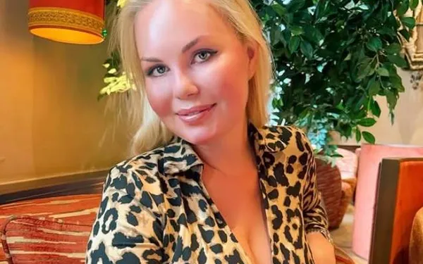 Lesley-Ann Poppe zoekt het Instagram-randje op door alles uit te gooien en in haar 'geboortekostuum' te poseren in de welness