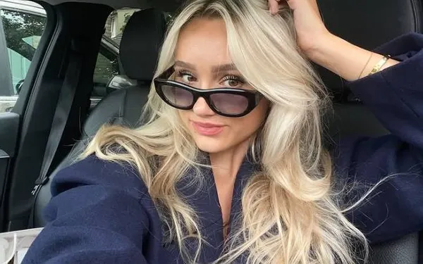 Amy Sonck wil dat we eens diep in haar ogen kijken, maar eerlijk gezegd... zijn we serieus afgeleid! (foto's)