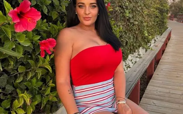 Nicolleke uit 'Massa is Kassa' deelt bikinifoto's en de commentaren zijn weer episch: "Topje te klein voor de hoeveelheid t**t!"