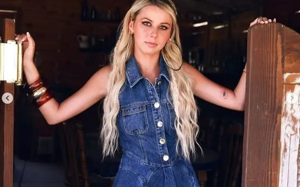 Haliey Welch, aka 'The Hawk Tuah-girl', kruipt in bikini op een paard, en dat maakt online wel wat los (foto's)