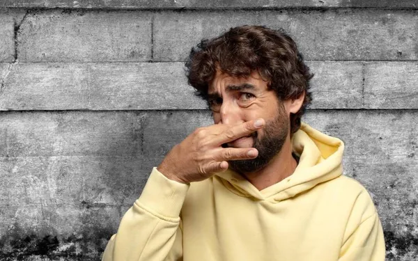 Het onderzoek waar je (niet) op zat te wachten: daarom stinken de scheten van vrouwen harder dan die van mannen...