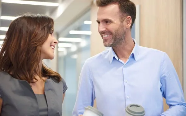 "Mijn nieuwe collega raakte plots mijn arm aan... Een paar minuten later liet hij me alle hoeken van de vergaderzaal zien!"