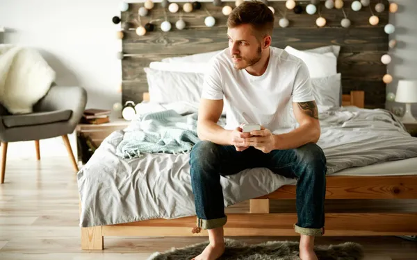 "Na een lange werkdag staat mijn vriendin al bovenaan de trap, klaar om me te bespringen. Toch zit er iets me dwars..."