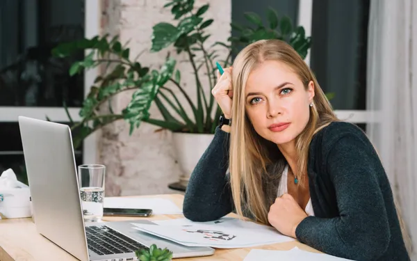 Sandra (33) over haar 'geheime lunch' op het werk: "Ik heb seks nodig om goed te kunnen presteren, dus dan trek ik met hem naar de toiletten..."