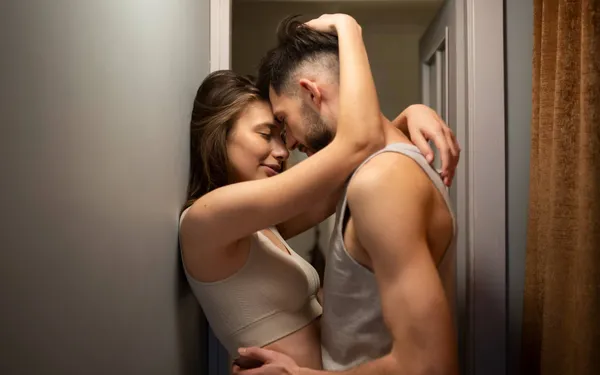 "Mijn lief is fenomenaal in bed, maar ze chanteert me... Voor ik mag meespelen, moet ik iets absurd doen"