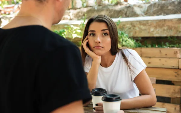 "Mijn moeder staat zo heet van mijn nieuw lief... Soms zit ze letterlijk met haar hand in zijn broek!"