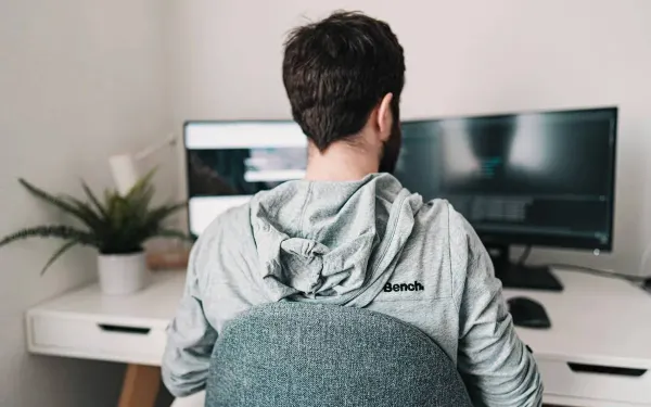 Gezondheidsexperts waarschuwen thuiswerkers: "Ze lopen meer risico op deze ene aandoening..."