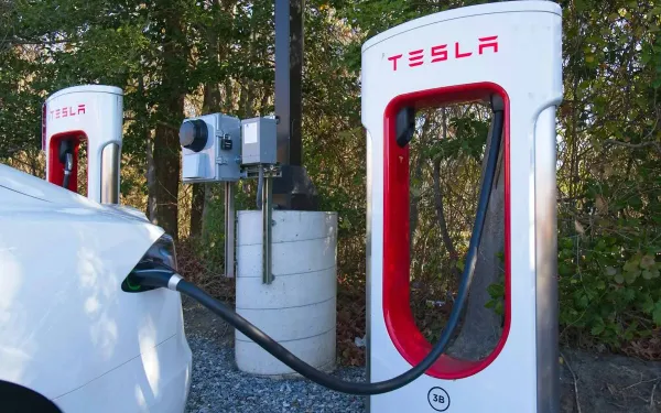 Laadkosten vergeleken met benzine over een volledig jaar: Tesla-eigenaar gooit zijn financiën op tafel