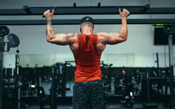 Nu iedereen weer die feestkilo's wil kwijtspelen: het ideale vetpercentage bij mannen en de beste trainingen om vet te verbranden