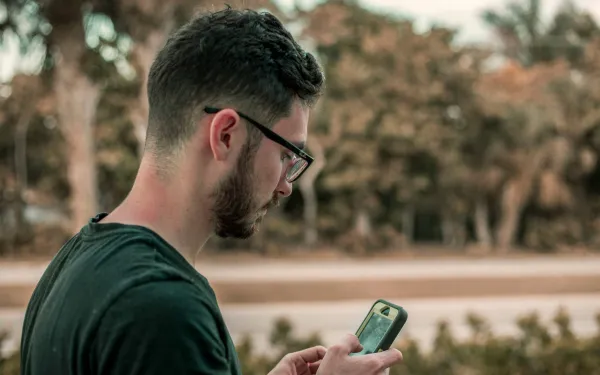 Een voormalige inlichtingenofficier van de CIA legt precies uit hoe je telefoon 'meeluistert', en het is serieus beangstigend