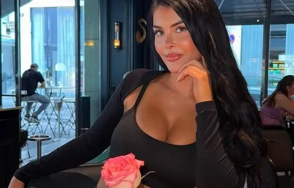 Lisa is geen fan van mannen, wel van haar pikante speeltjes... Wij zijn vooral fan van haar schaars geklede foto's!