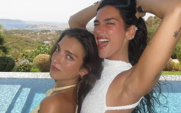 Dua Lipa en zus Rina poseren samen in bikini en dat is 'hotter than hell' (foto's)