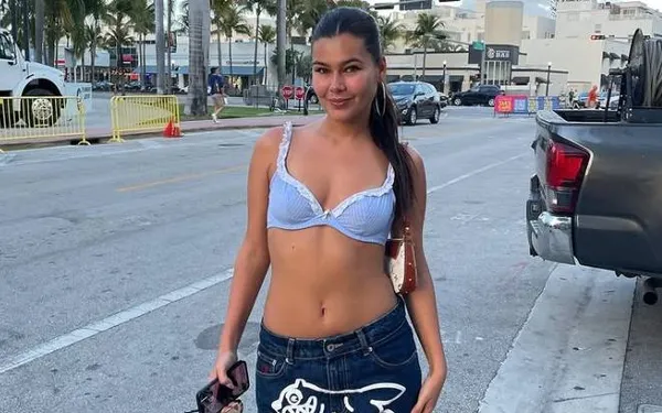 Nederlandse Diva Brons stond op cover van Playboy (waardoor haar bomma viraal ging). Nu poseert ze nog eens 'lichtjes' gekleed...