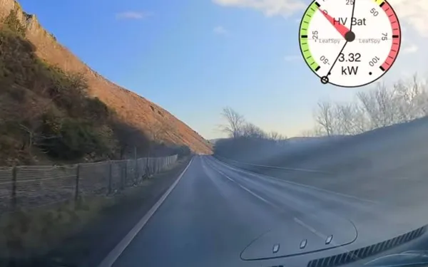 Man rijdt met een elektrische auto een berg af met nog maar 1% batterij, om te zien wat er gebeurt