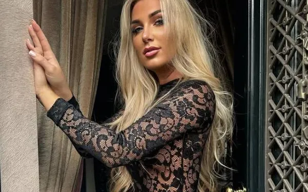 Heerlijk avondje Netflix: Hollandse klepper Sterre kijkt haar favoriete serie in een zwart lingeriesetje (foto's)