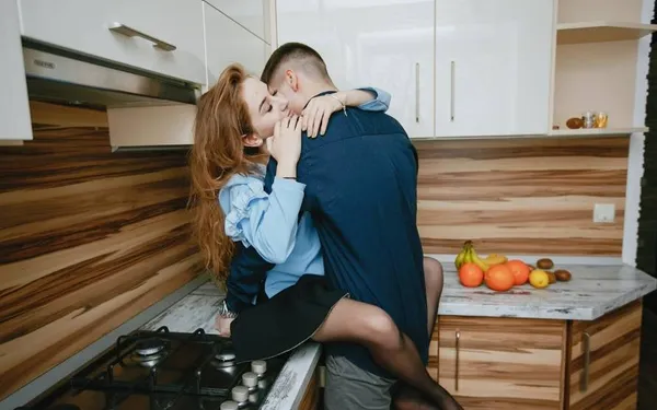 Koppel gaat stevig van bil in de keuken wanneer plots hun vrienden voor hun neus staan: "En toen vroegen ze of ze mochten meedoen..."