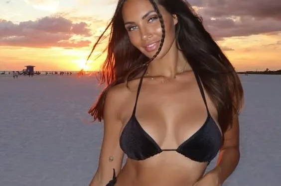 Linnebel zet haar 'rondingen' nog eens in de kijker om te bewijzen dat ze haar titel van 'ultieme droomvrouw' niet gestolen heeft