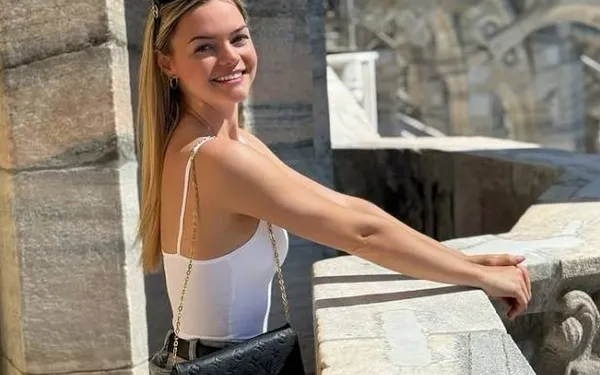 Allesbehalve ijskoud! Loena Hendrickx verruilt haar schaatspakje voor een paar 'hete' bikini's (foto's)