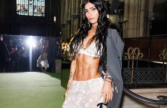 Het relatieadvies van natuurfilmlegende Mia Khalifa is erg duidelijk: "Gooi dat soort mannen onmiddellijk buiten!"