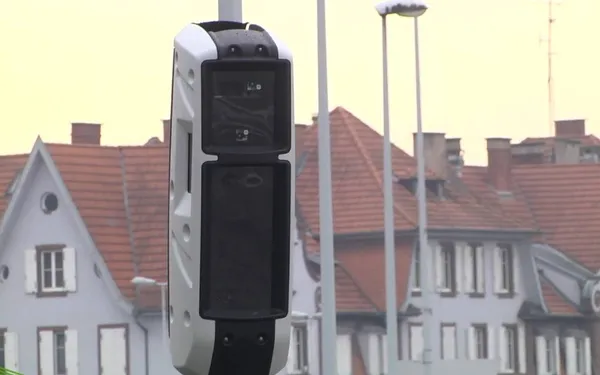 Geflitst door AI: nieuwe superflitspalen op Vlaamse wegen zijn echte 'monsters' en kunnen je veel geld kosten