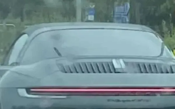 Vlaamse Porsche-eigenaar toont met speciale nummerplaat dat hij geen fan is van de winter