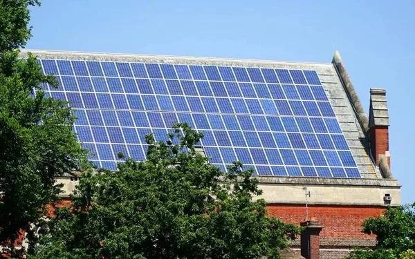 Moet je zonnepanelen eigenlijk reinigen? Experts leggen uit of het de moeite loont of weggesmeten geld is