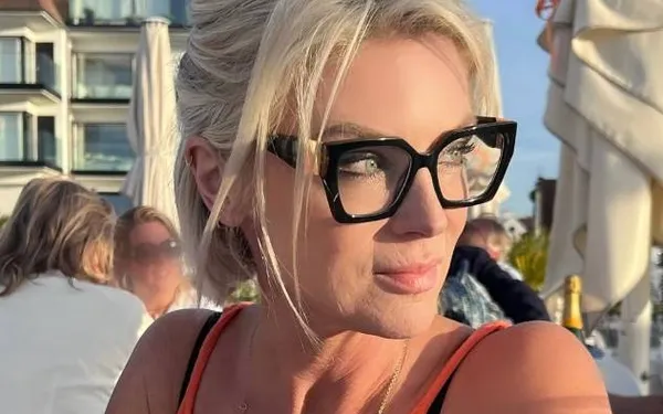 Joyce De Troch toont ons even dat ze nog altijd een geweldige tijger is in bikini (foto's)