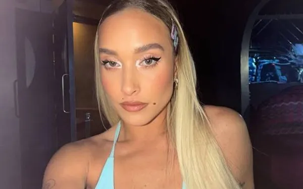 Gill, de bloedhete vriendin van Niels Destadsbader, deelt een 'schaars geklede' selfie (en Niels heeft daarover iets te zeggen)