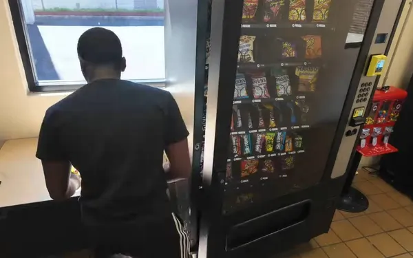 Man (23) onthult het krankzinnig bedrag dat hij dagelijks verdient met een snackautomaten-bedrijf