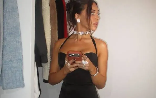 Michèle, de vrouw van Kevin De Bruyne, trekt een doorzichtig jurkje aan... en da's misschien het heetste wat je vandaag zal zien (foto's)