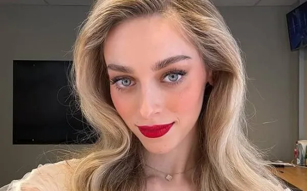 De lichtjes 'gewaagde' outfit van Camille Dhont tijdens 'De Kastaars' gaat over de tongen: "Redelijk heet!" (foto's)