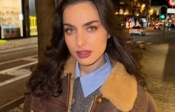 Olga Leyers deelt een selfie met een leuk cameraatje... maar iedereen is afgeleid door haar 'heuvellandschap' (foto's)