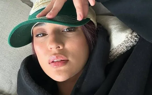 Gewezen Familie-actrice Cyra Gwynth maakt ferm wat indruk in een weinig verhullende jurk (foto's)