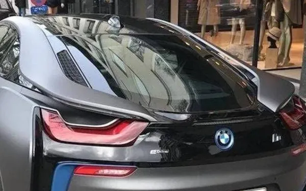 Vlaamse BMW-eigenaar kiest opvallende nummerplaat en... krijgt bakken kritiek: "Weggesmeten geld!"