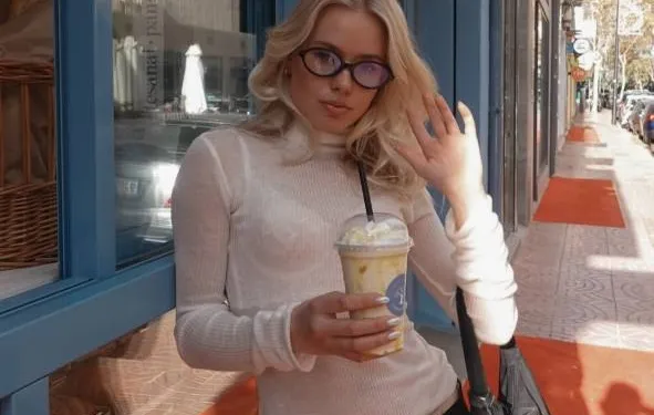 Anna, de vriendin van Thibau Nys, showt het 'perfecte' pilates-pakje en dat levert fascinerende beelden op