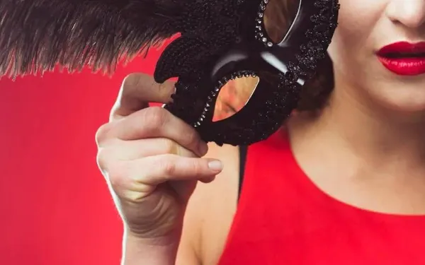 “Mijn vriendin wil mijn vakantiegeld uitgeven aan seksfeestjes… terwijl ik gewoon het huis wil schilderen”